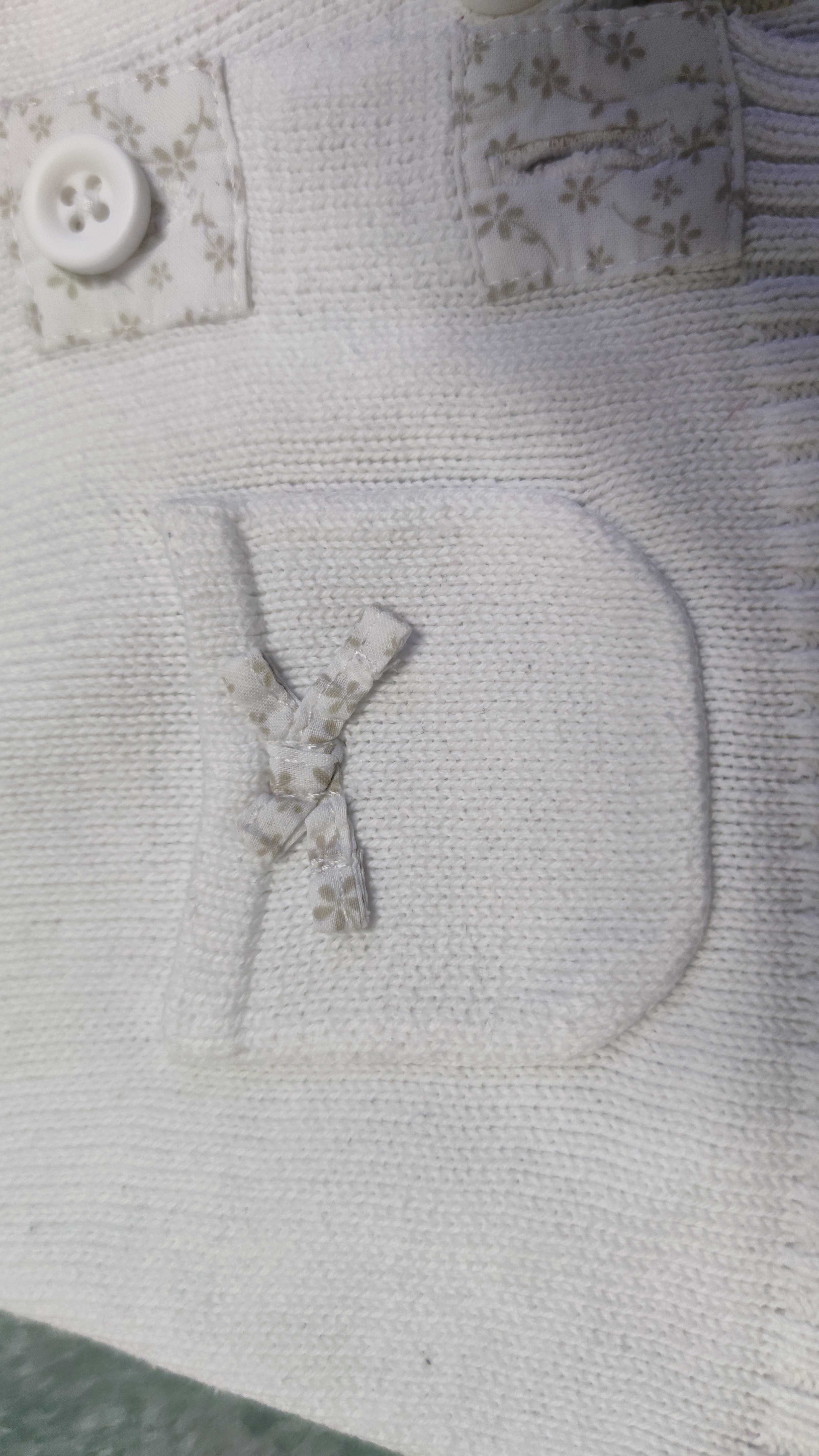 Benetton elegancki zapinany sweter kardigan biały 62 3-6 na chrzciny