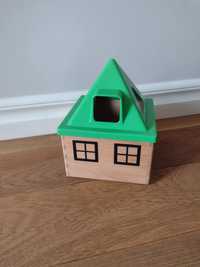 Zabawka dla niemowląt i małych dzieci - domek drewniany