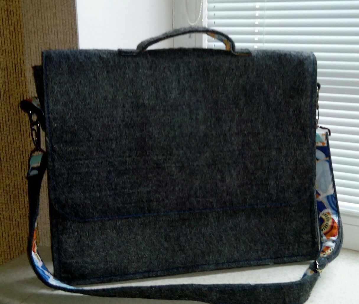 Стильная сумка из войлока для ноутбука и документов формата А4