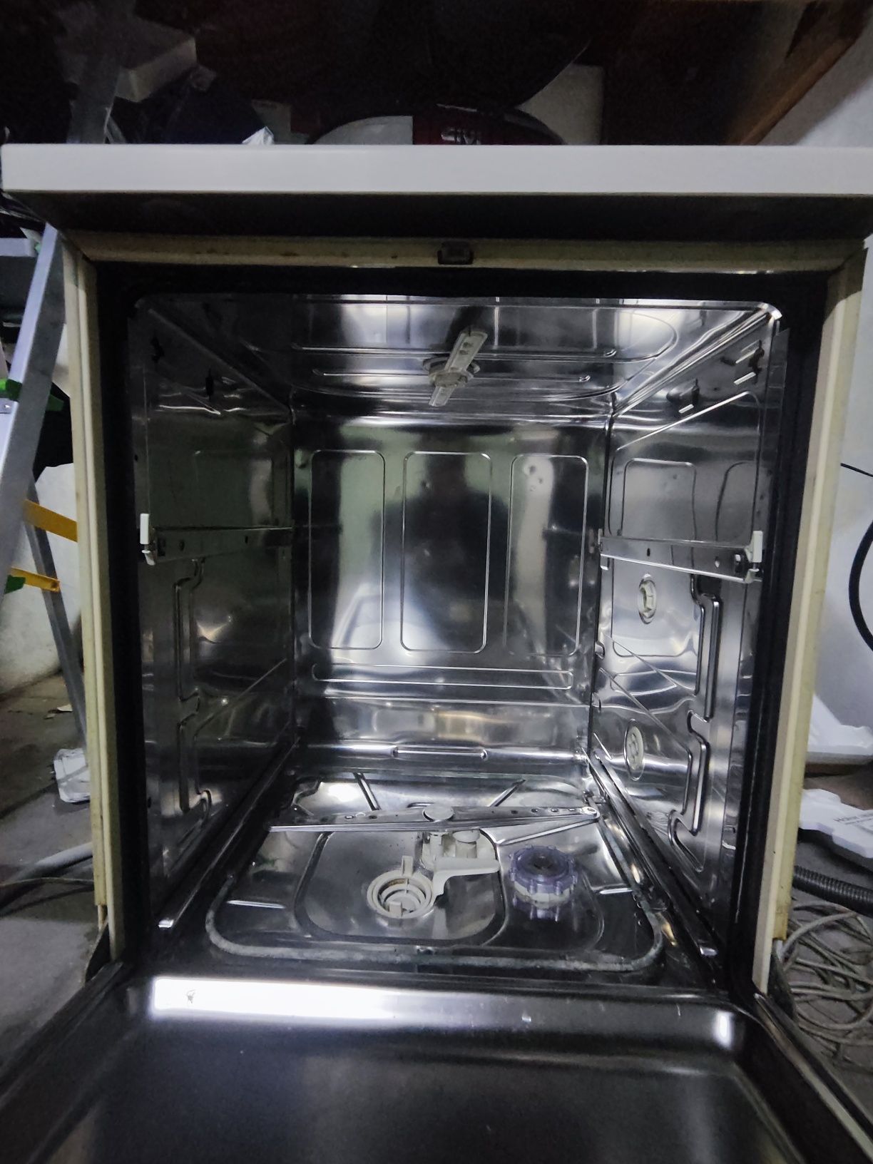 Máquina de lavar louça  a funcionar bem sem tabuleiros  marca Miielle