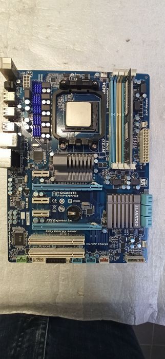 Материнська плата з професором