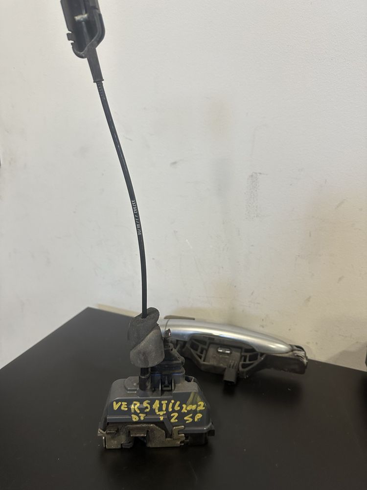 fechadura /facheira da porta Renault versátil dt traz ano 02