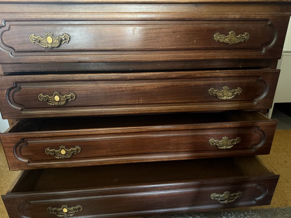 Cómoda em madeira 4 gavetas