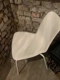 Białe krzesło IKEA