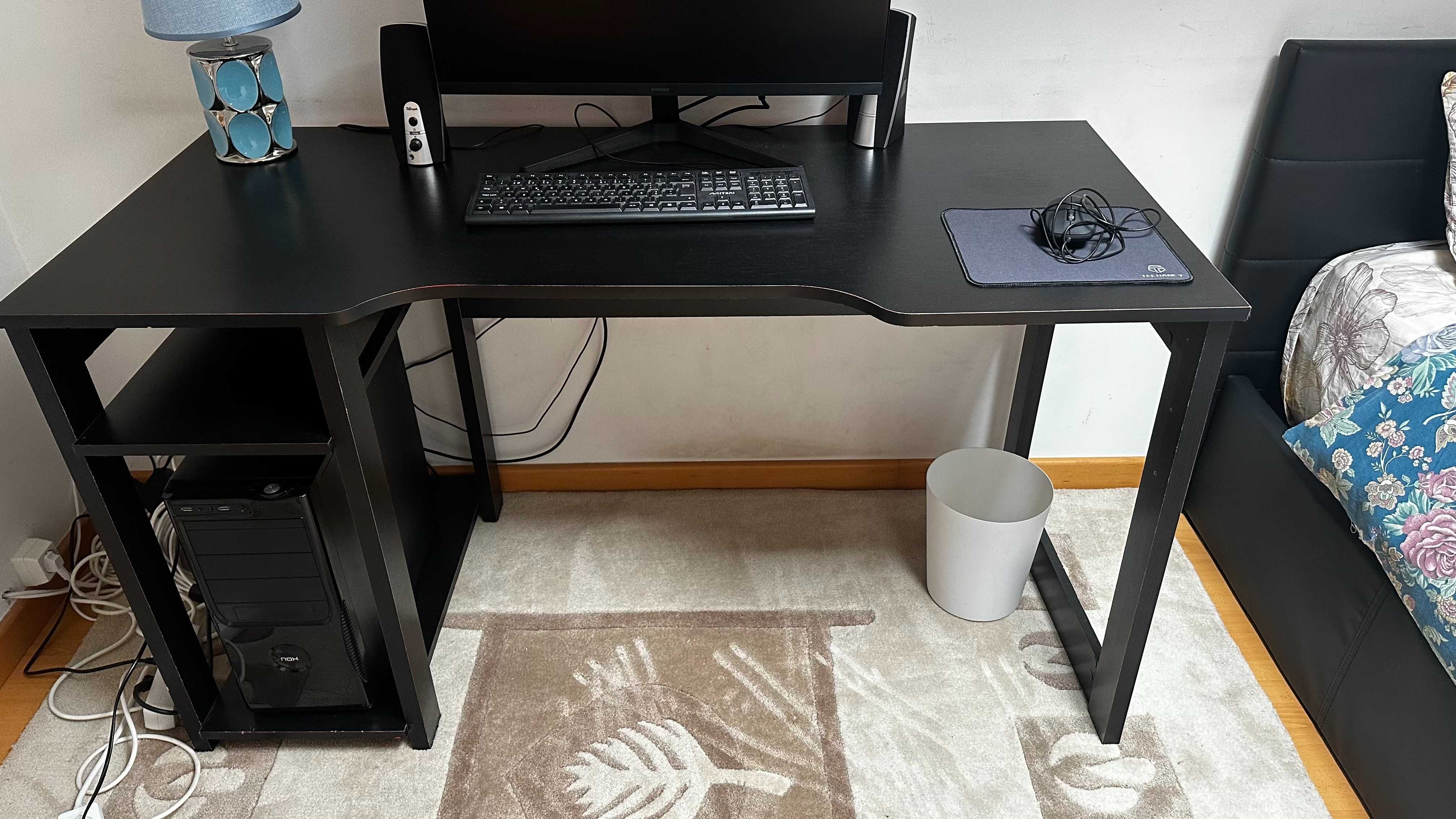 Secretária Preta com Suporte Lateral – Ideal para Estudo ou Escritório