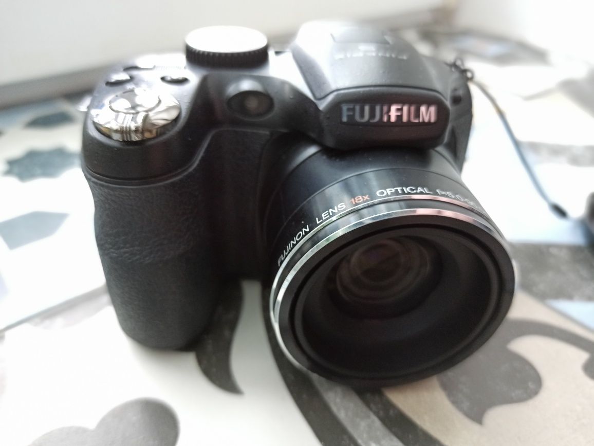 Фотоапарат Fujifilm FinePix S1800 HD ЗУМ х18