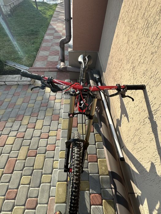 Продам  двух підвіс Demo 8