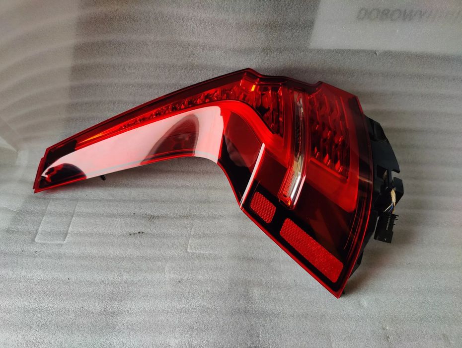 VOLVO V60 II LAMPA LEWY TYŁ 32291358