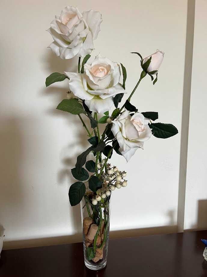 Jarra de vidro com flores artificiais