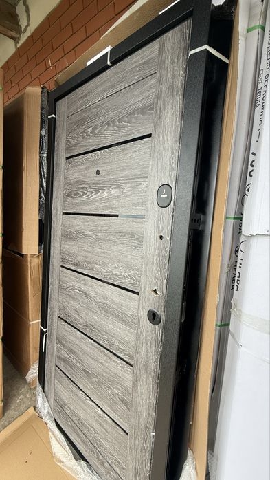 Вхідні дверіна вулицю