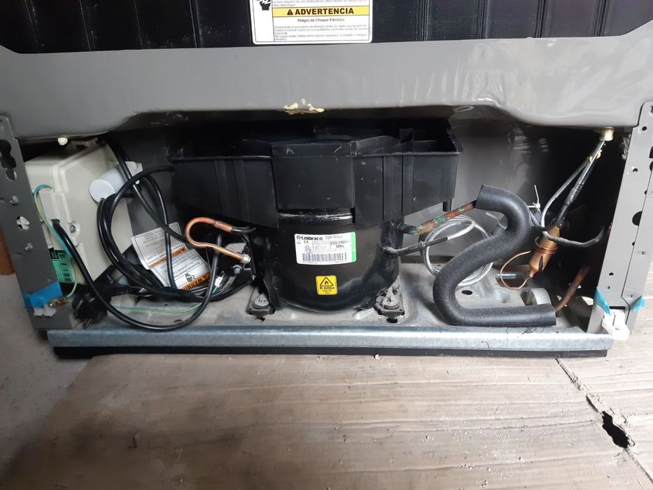 Продам холодильник  Whirlpool полный ноуфрост ( гарантией 6м.)