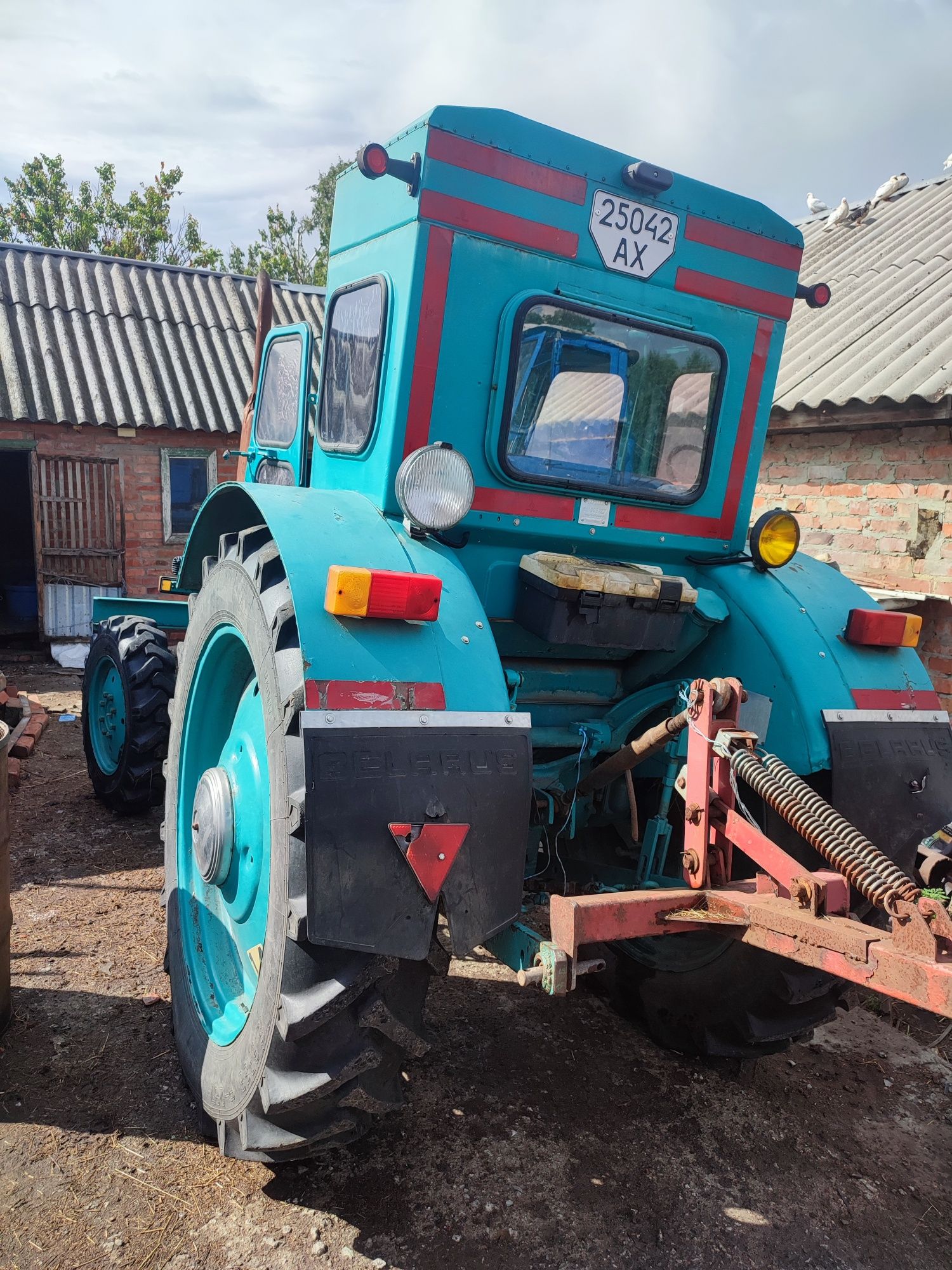 Т 40 ам с фронтальним погрусчіком челюстной и сніговою лопатою поворот