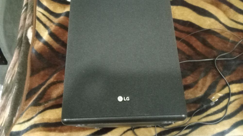 Продаю спундбар LG sl9Y у відманному стані з преміальним звуком.