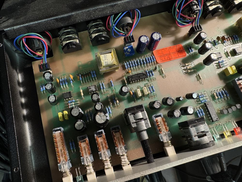 Przedwzmacniacz mikrofonowy Behringer PRE-Q legenda - TRAFO output