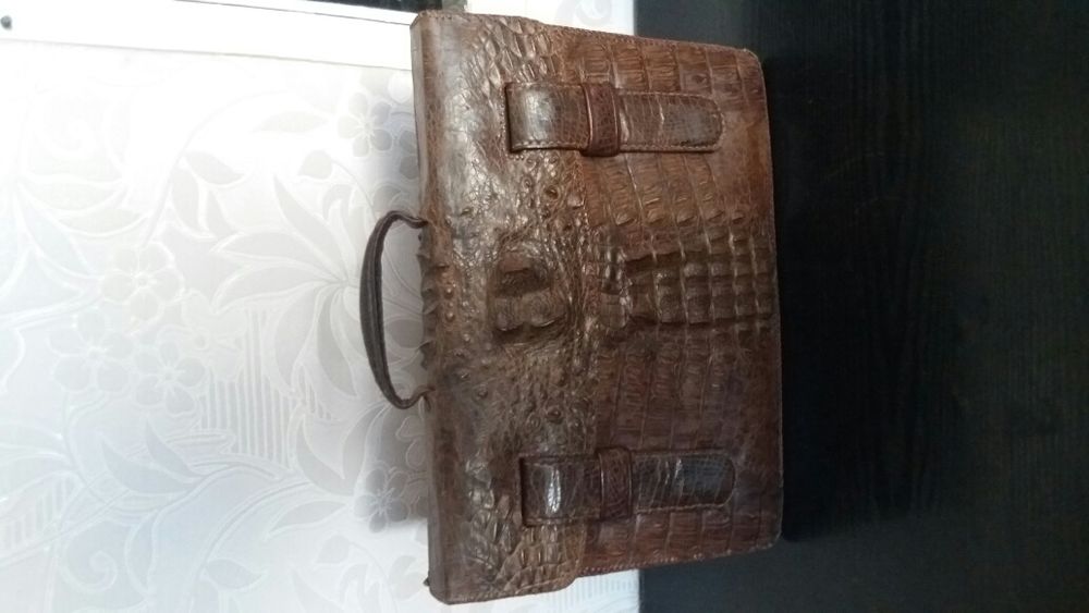 Портфель из кожи крокодила