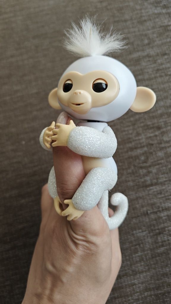 Інтерактивна мавпочка Fingerlings (біла з блискітками) - обіймає палец