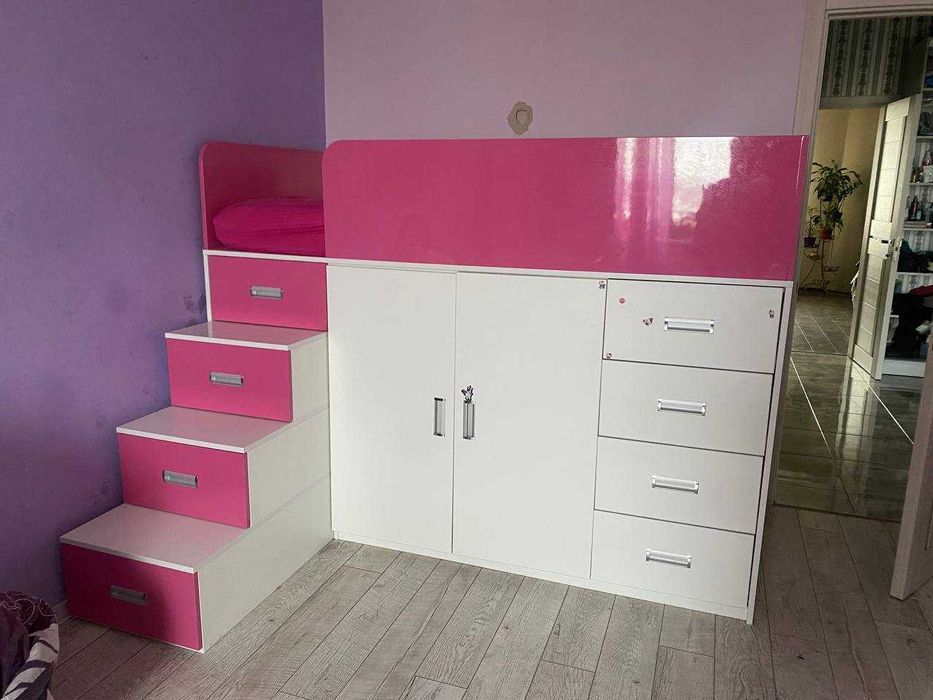 Дитяче ліжко для дівчинки з шафою