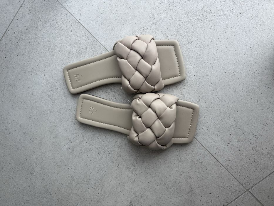 Klapki H&M wzór z plecionego materiału kolor szaro beżowy  rozm.37