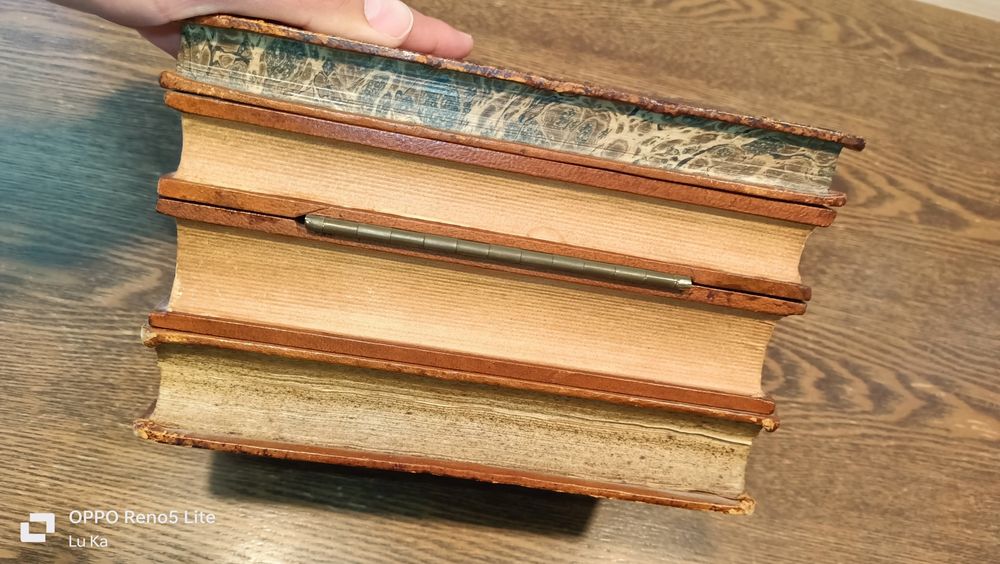 Kieliszki w ksiażce retro stare antyk