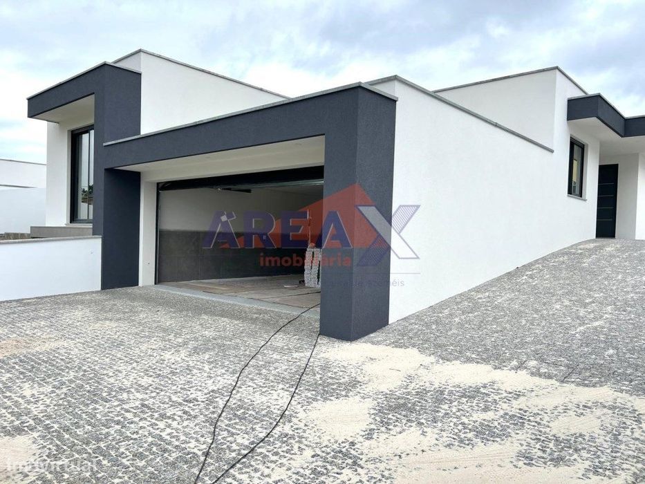 Moradia Isolada T3+1 Térrea, com anexo - Arquitetura Moderna - Sant...