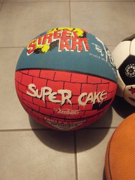 Trzy piłki 2 kosz 1 siatka uszkodzone