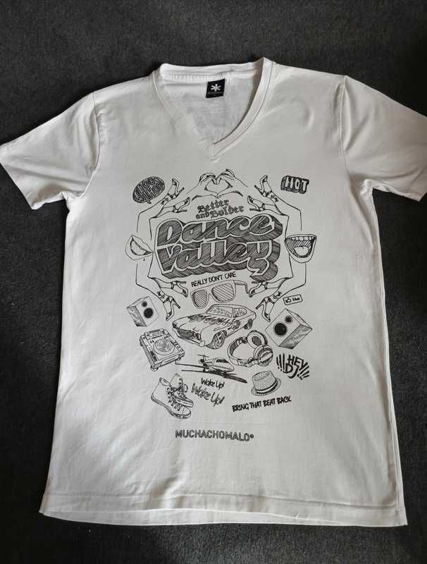 Bluzka męska typu T-shirt, biała z nadrukiem.