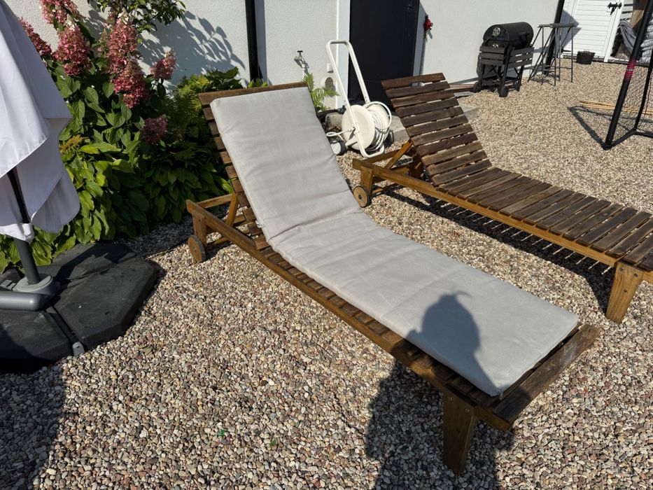 Dwa drewniane leżaki Good Home z poduszkami