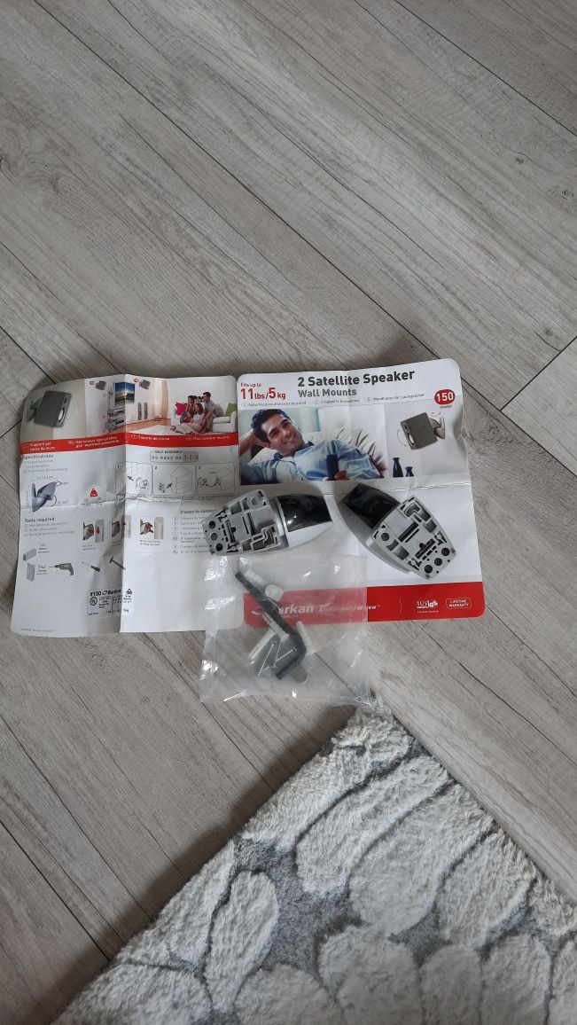 Uchwyt do głośników sprzętu grającego.
