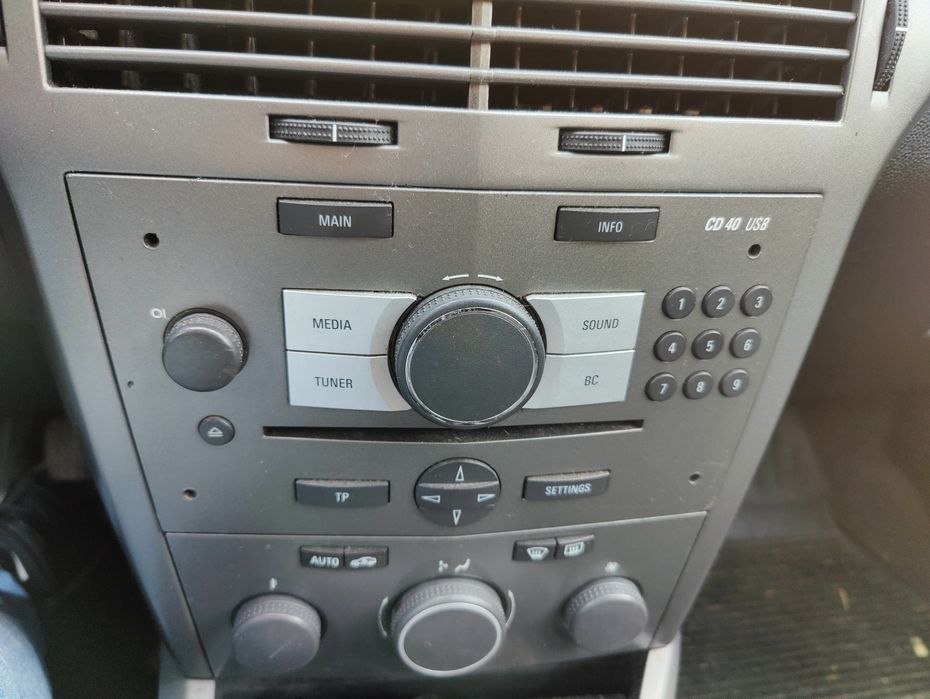 Radio samochodowe CD 40 USB Astra H Zafira B Antara