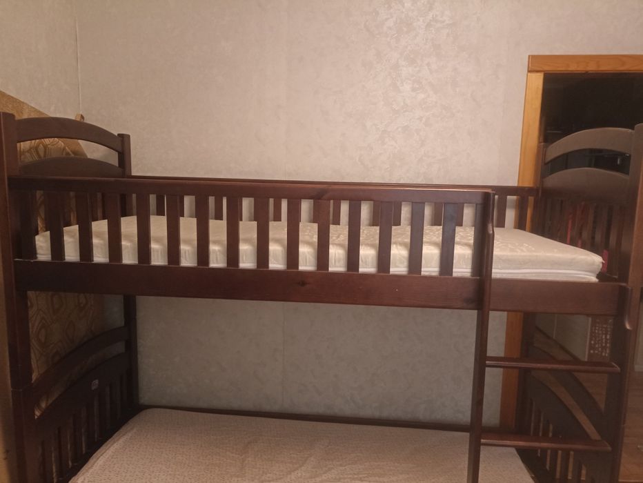 Двоярусне ліжко.