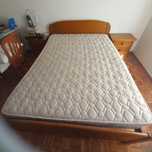 Cama de casal com 2 mesas de cabeceira