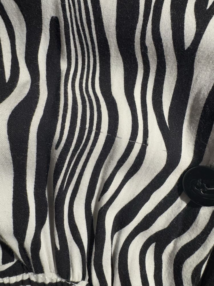 Sukienka wzorzysta elegancka midi zwierzęcy wzór guziki zebra zeberka