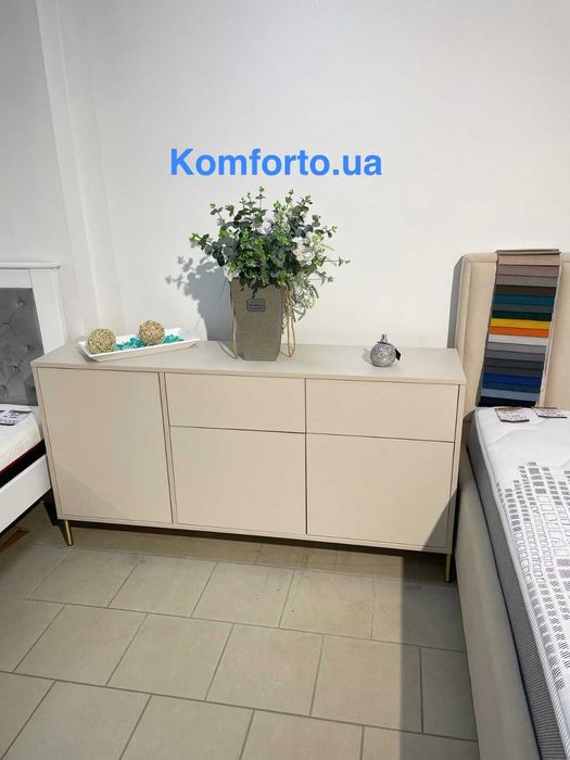 Комод в наявності, на вибір декілька варіантів комоду з залу магазину