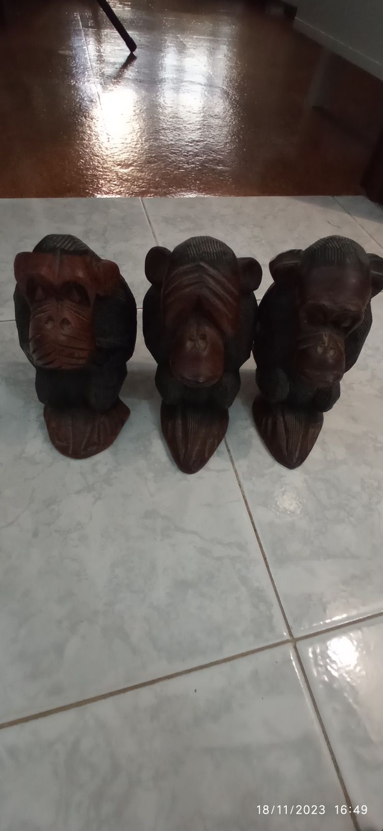 Conjunto de figuras africanas feitas á mão