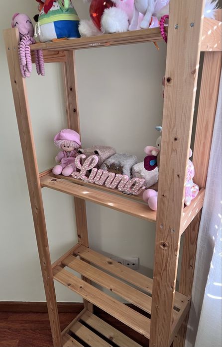 Estante de madeira conífera