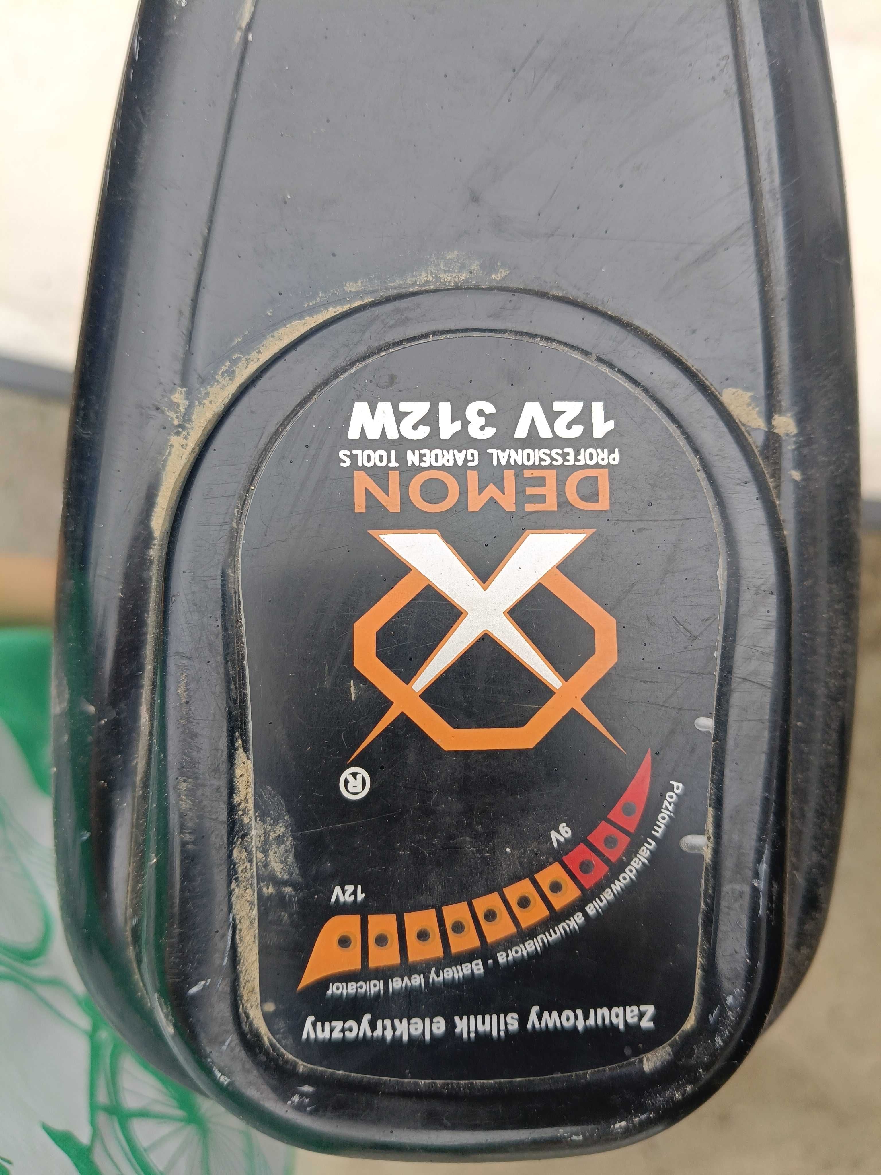 Sprzedam łódkę z silnikiem elektrycznym.