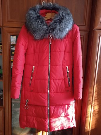 Продам тёплое зимне пальто красного цвета