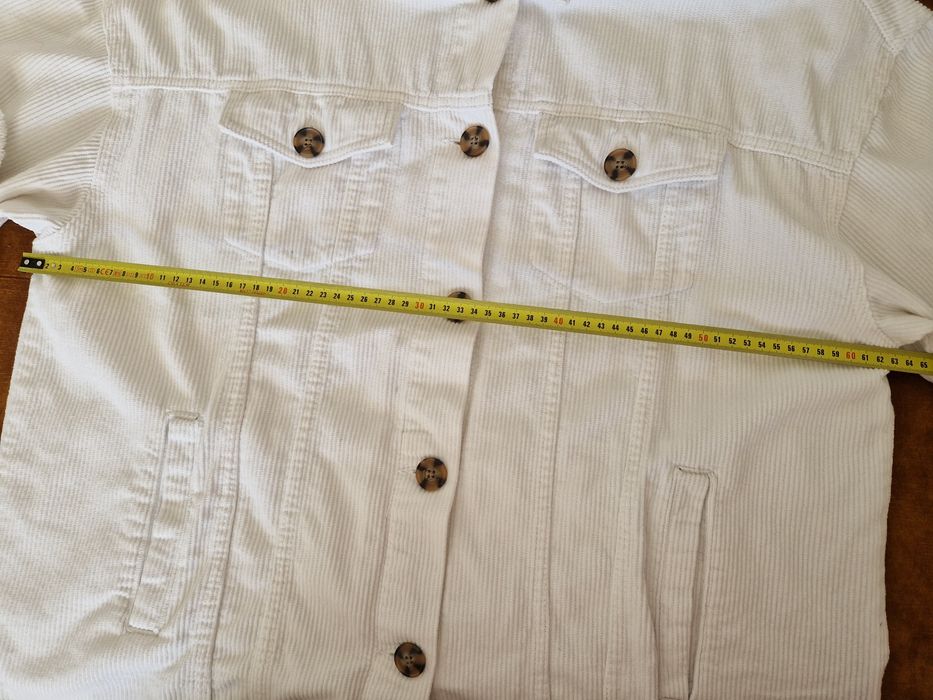 Kurtka koszula sztruksowa oversize Stradivarius M biala kremowa