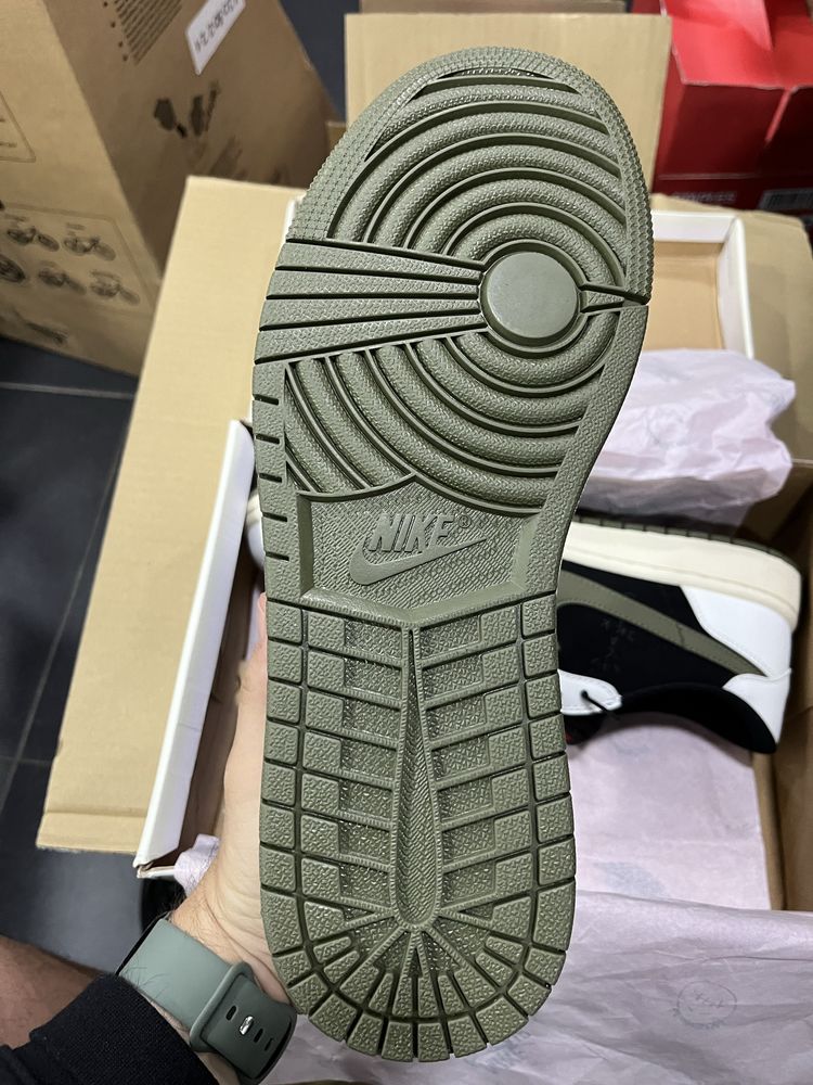 Air Jordan 1 - Olive (Tamanho 46)