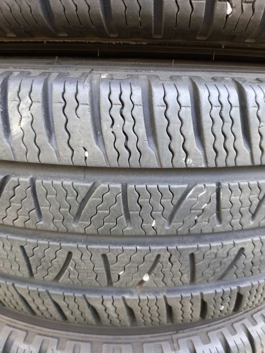 Колеса шини вантажні  PIRELLI   235/65Р16С зима