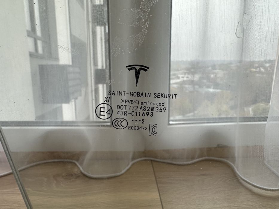 Тесла Скло переднє подвійне оригінал Tesla Model Y