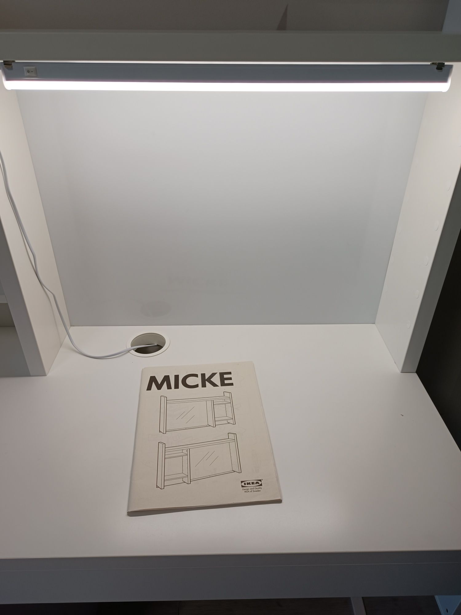 Письмовий стіл IKEA MICKE (ІКЕА МІКЕ)