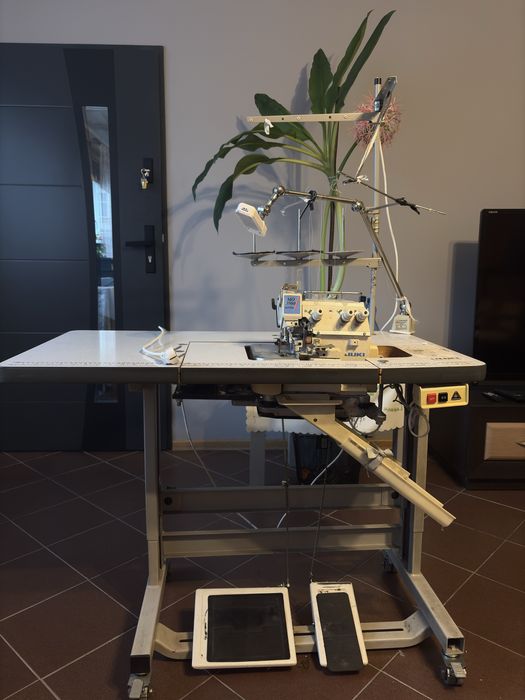 Maszyna owerlok Juki mo3904