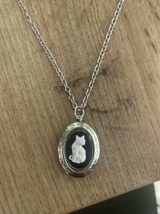 Wisiorek z kotem – otwierany medalion vintage srebrny styl