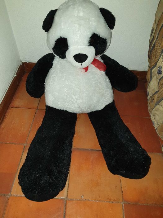 Peluches panda e leão