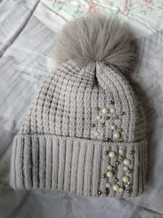 Отдам две шапки и угги