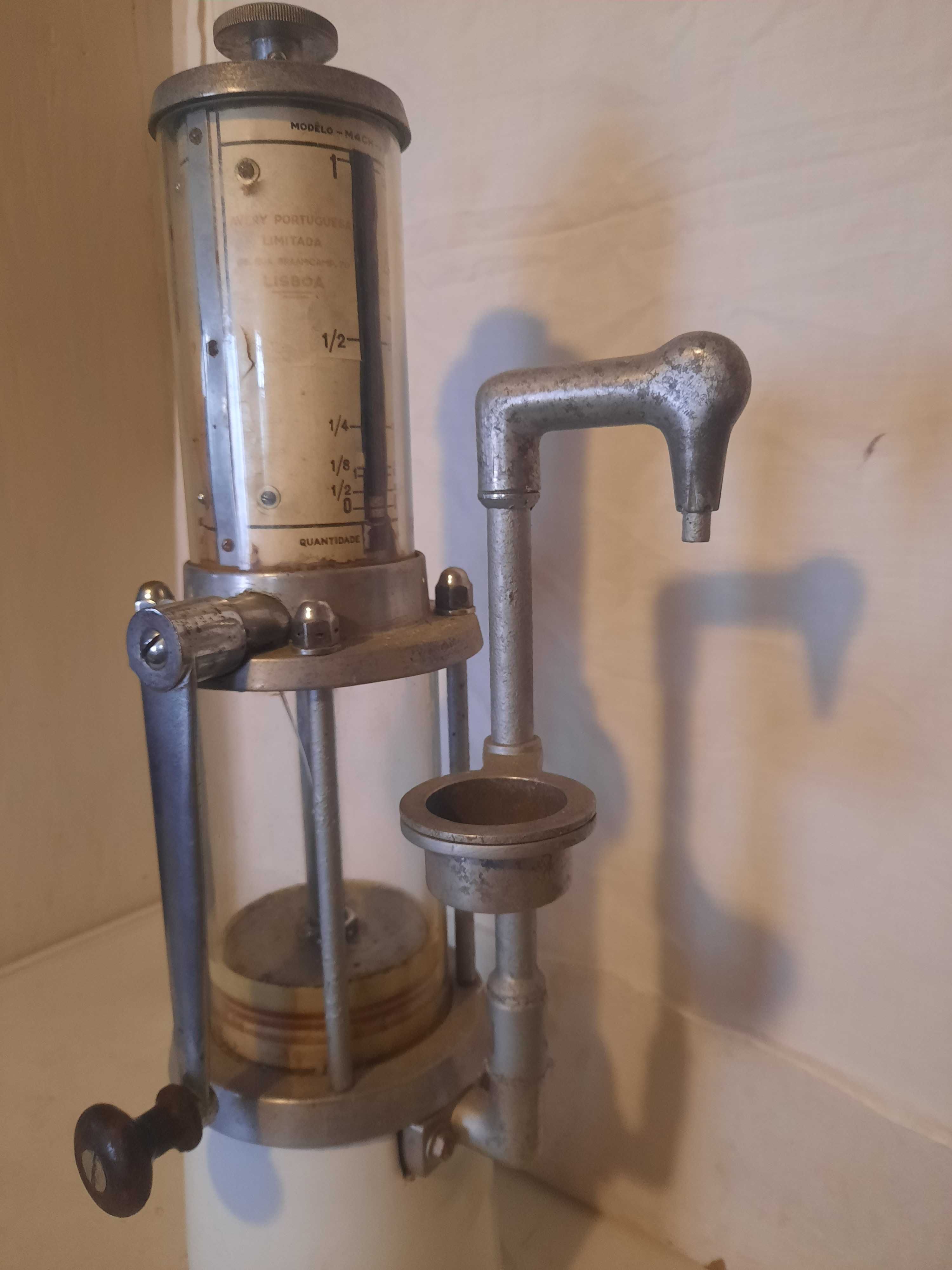 Máquina antiga de vender petróleo ao litro