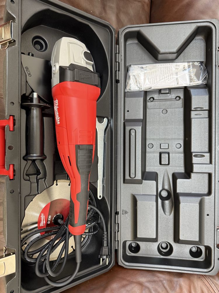 Болгарка Milwaukee AG 22-230 D-SET(4933440292)