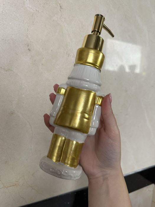 Złoty ceramiczny dziadek do orzechów glamour dozownik na mydło pudełko