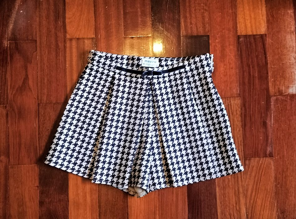 Saia-calção xadrez cor azul marinho e branco (com fecho).